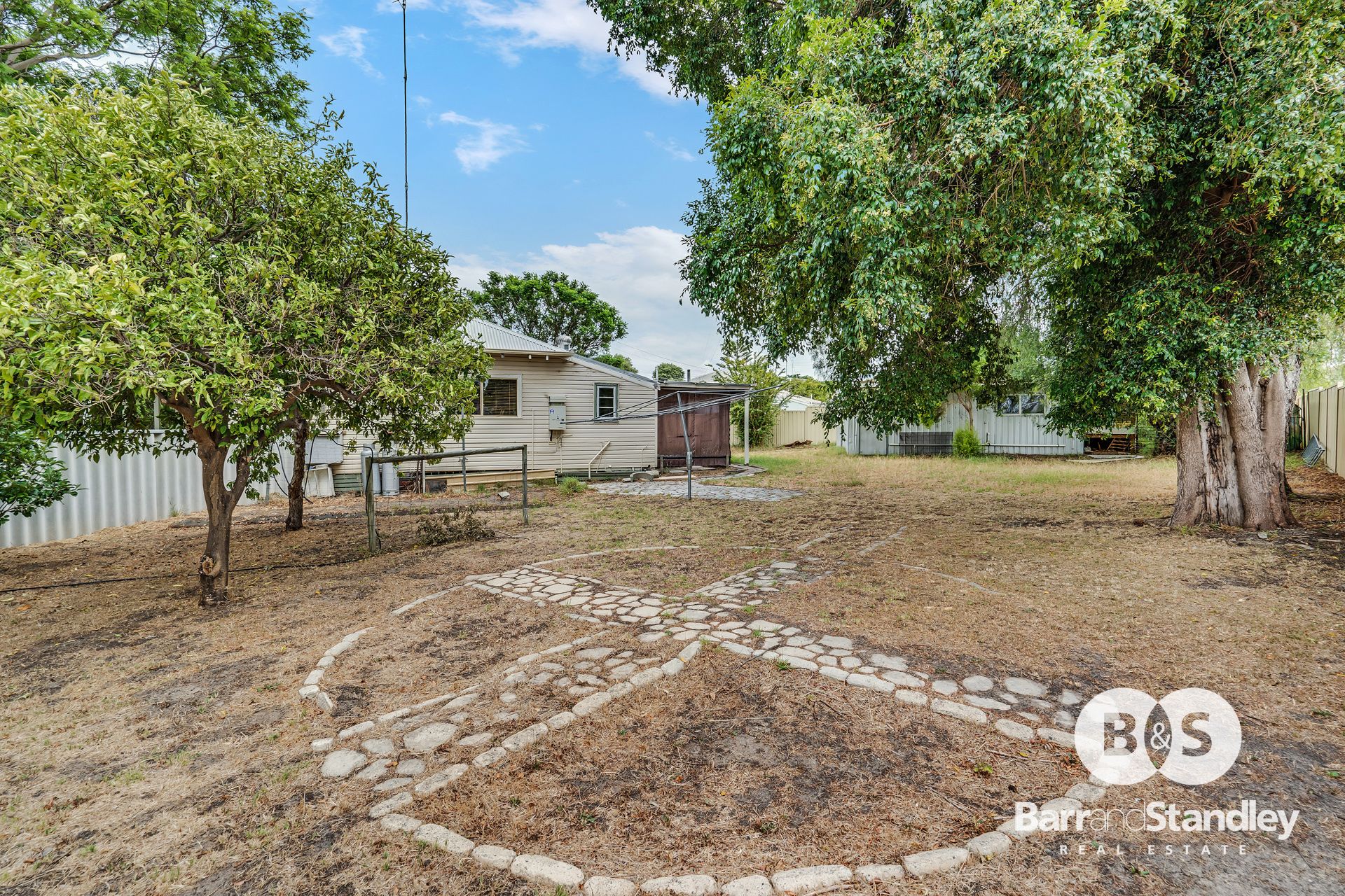 8 Sutton Street Waroona , WA
