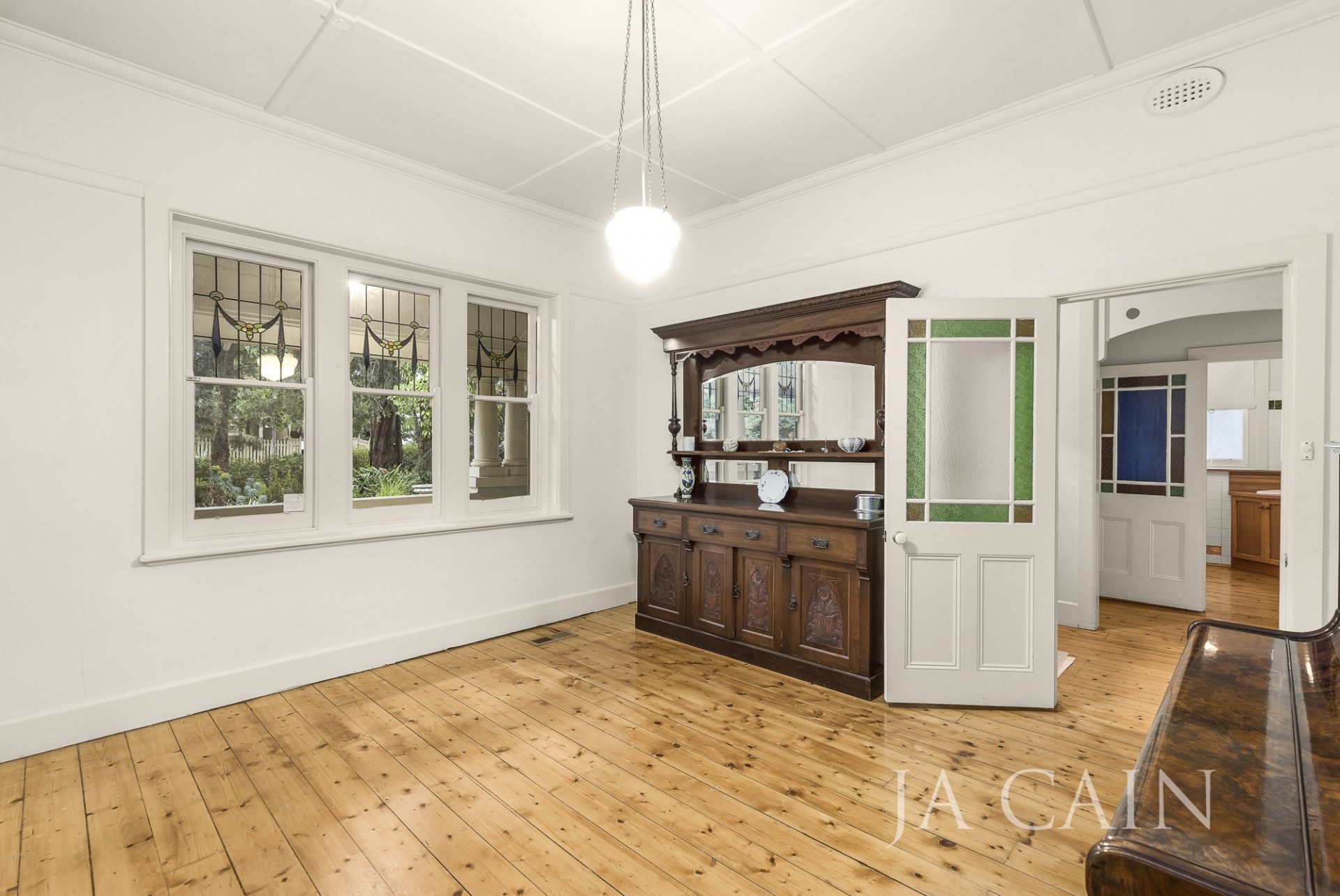 29 Milverton Street, Camberwell J A CAIN Real Estate