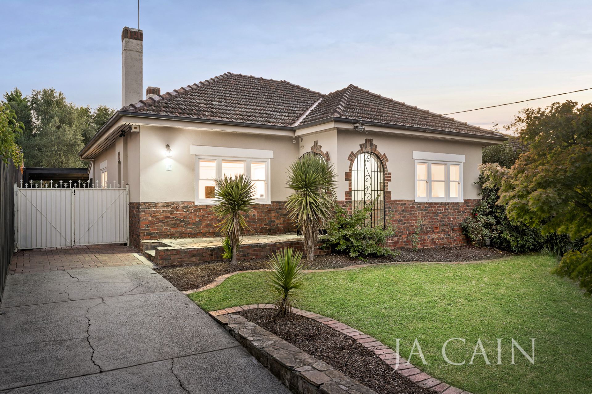 32 Milverton Street, Camberwell J A CAIN Real Estate