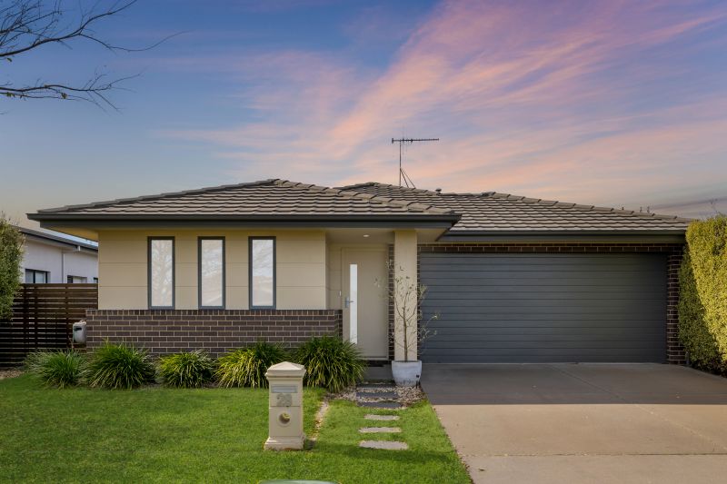 Real Estate For Sale 28 Blizzard Circuit Forde , ACT