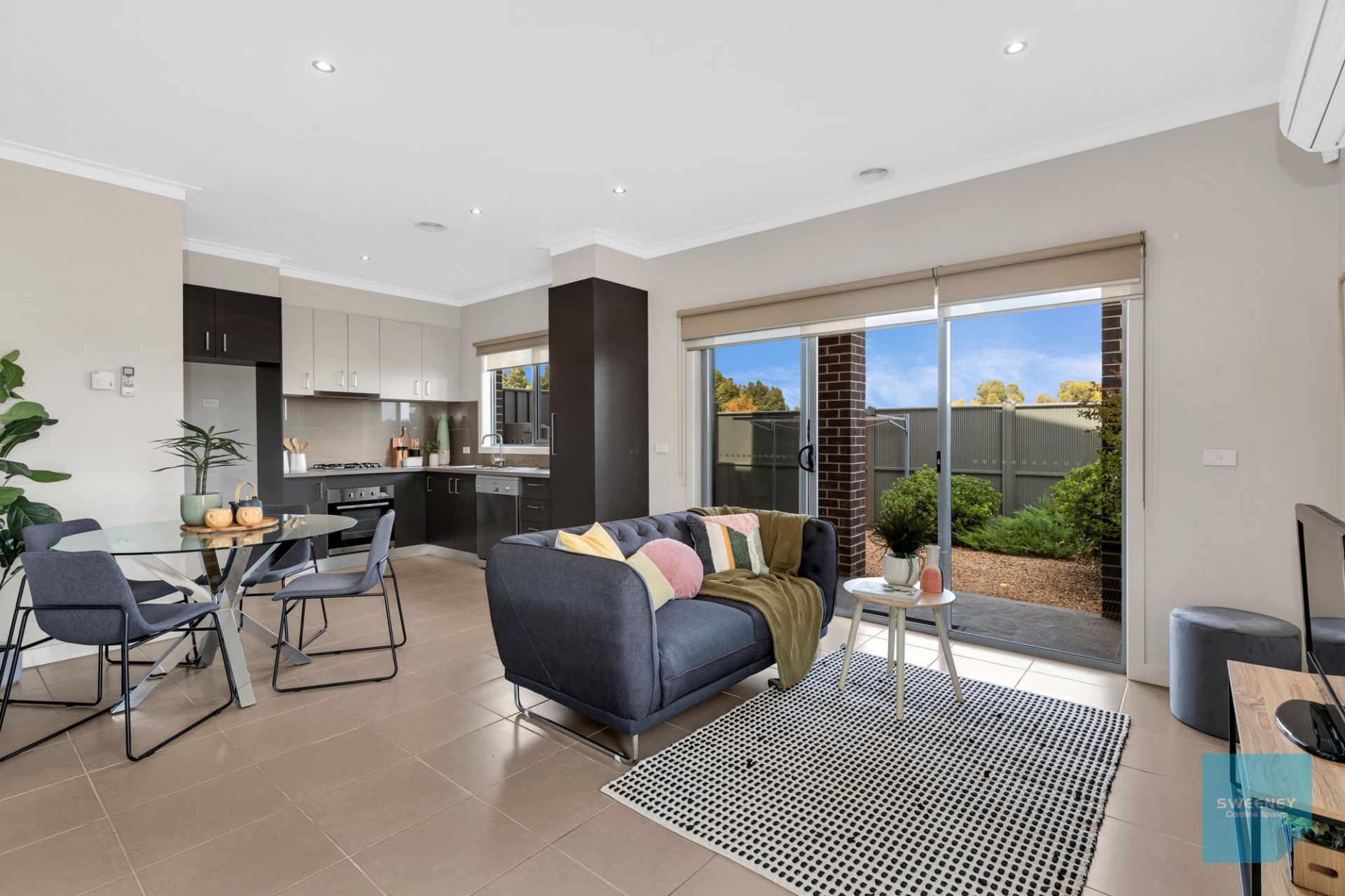 6/6977 Lancefield Drive, CAROLINE SPRINGS Sweeney Estate Agents