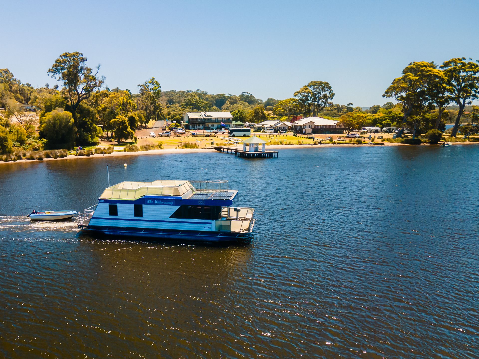 " Houseboat Holidays", Walpole Zephyr Real Estate