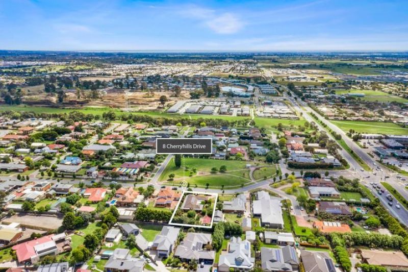8 Cherryhills Drive, CRANBOURNE Murnane Real Estate