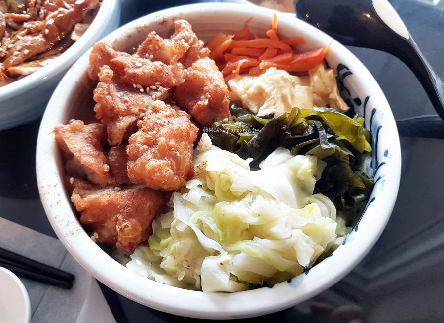 純味熟丼販売所。台灣大道旁巷內燒肉沙拉丼飯專賣店，台中新光三越外帶外送便當