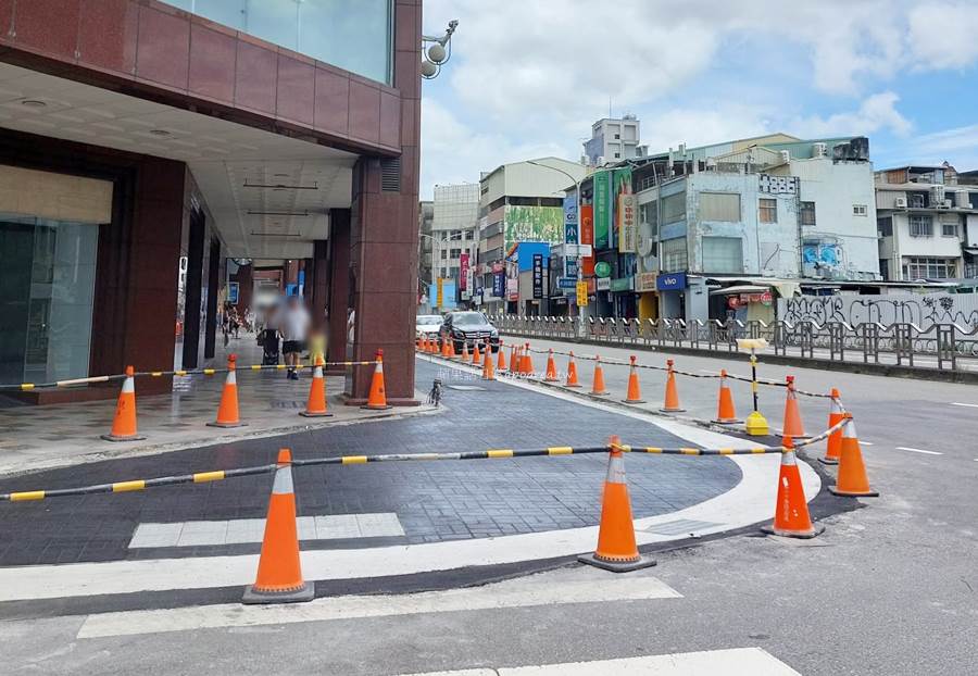 中友百貨前人行道改善工程 公車站牌移至全家旁臨時停靠區 預計8/1恢復
