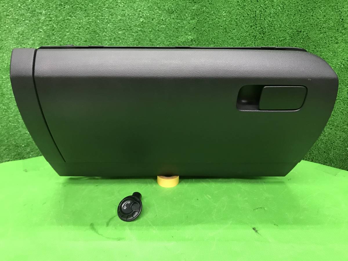 管A036910 VW フォルクスワーゲン POLO ポロ 6R 6RCGG 外し グローブBOX グローブボックス ダッシュ 小物入れ