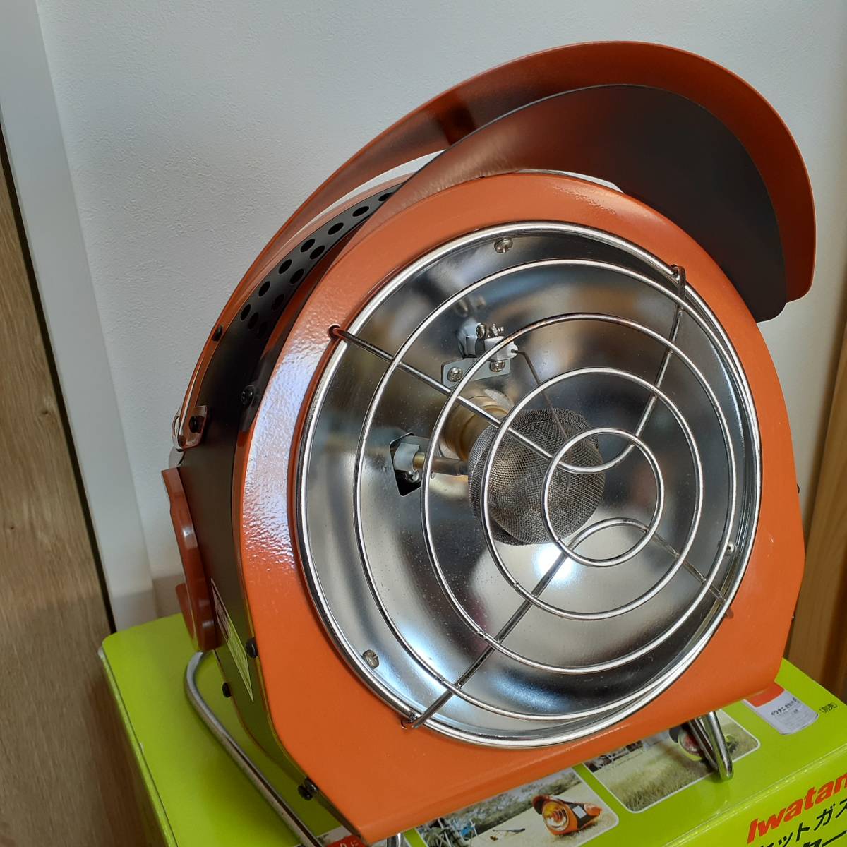 【目立った傷や汚れなし】イワタニ Iwatani カセットガス アウトドアヒーター CBODH1 オレンジ キャンプ 屋外用 ストーブ の