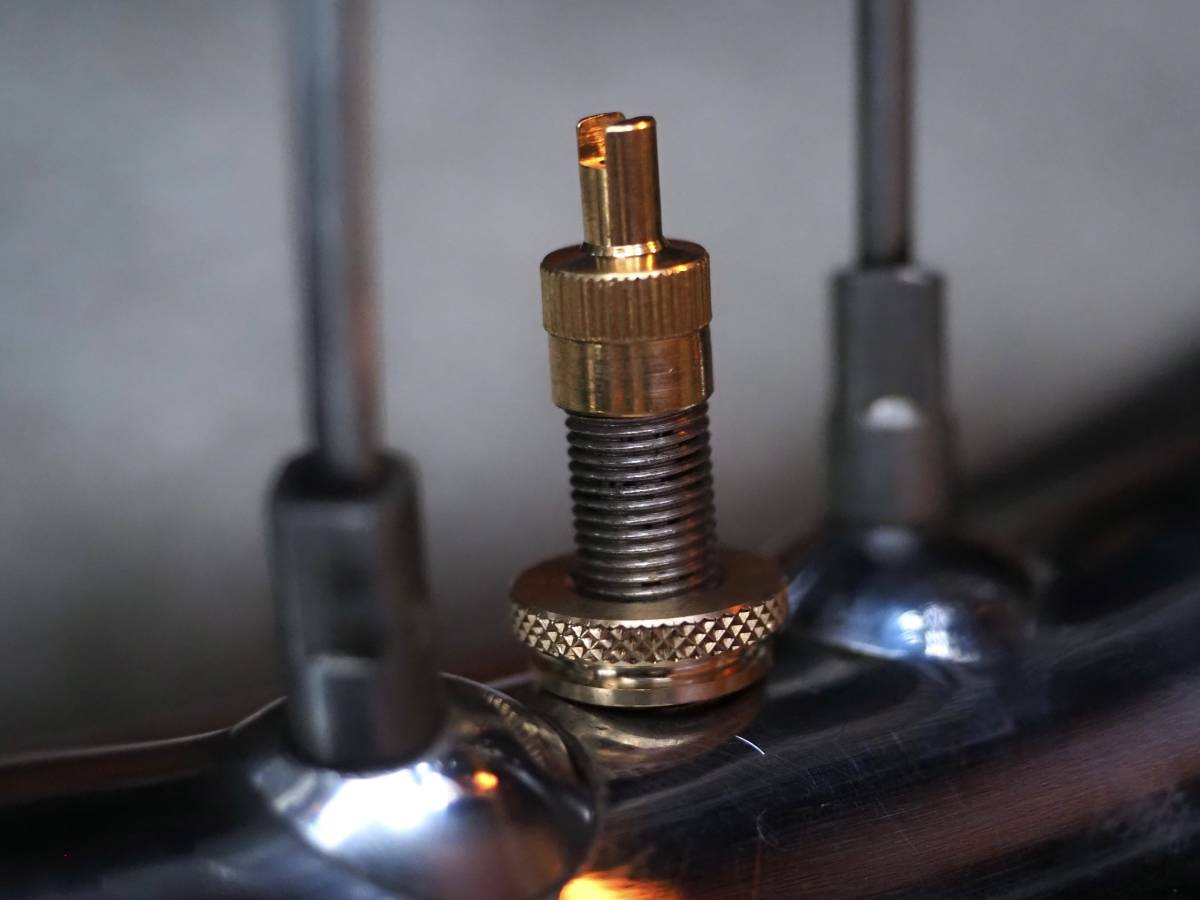 【未使用】★タイヤバルブナット ローレット【カノコ目】2個凸ブラス 真鍮★トライアンフ Triumph BSA Norton SR400