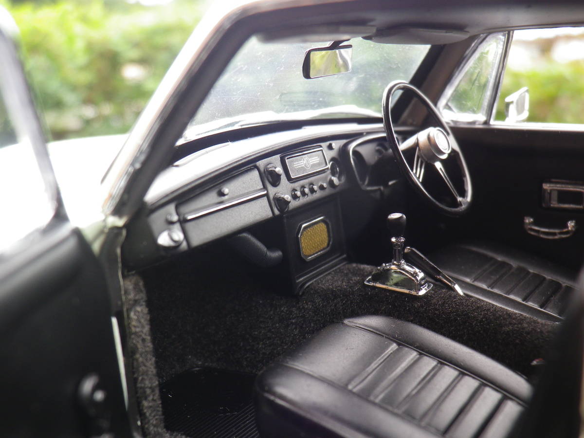 絶版！Aa 1/18 MGC GT COUPE 英国車 BMC モーリスガレージ SNOWBERRY WHITE 76621 オートアート の