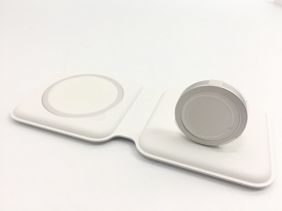 極美品 Apple アップル ワイヤレス充電器 MagSafe Duo Charger A2458 MHXF3AM/A デュアル充電パッド