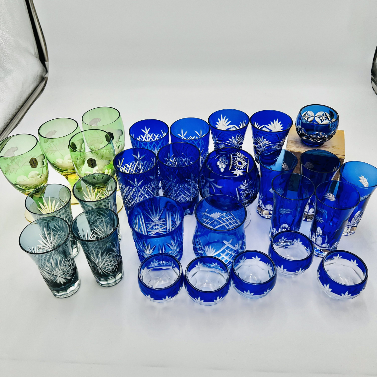 【やや傷や汚れあり】【大量まとめ】青切子グラス 色被硝子 江戸切子 色々 ビアグラス 冷酒グラス お猪口 ワイングラス 冷茶グラス などの落札