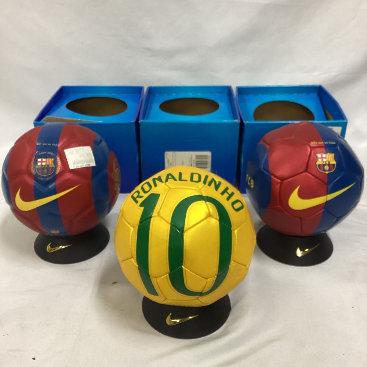 【やや傷や汚れあり】NIKEミニサッカーボール 3個セット バルセロナ・ロナウジーニョ・FCB の落札情報詳細 ヤフオク落札価格情報 オークフリー