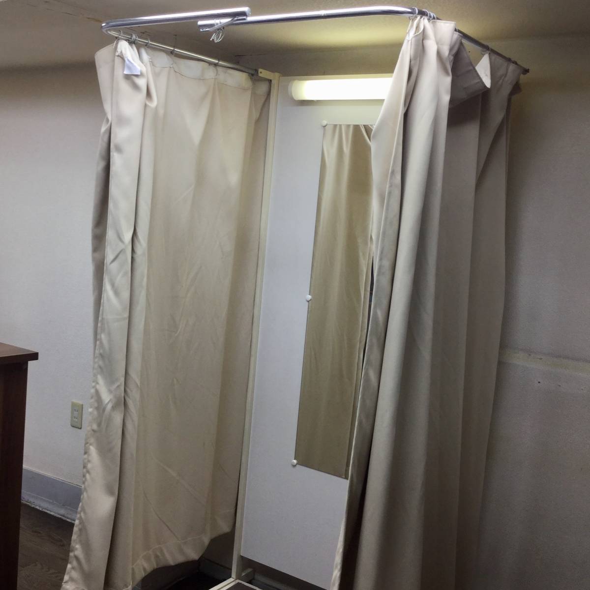 【中古】【お引取り限定】『簡易試着室』フィッティングルーム 更衣室 キャスター照明ミラー付 ★現状お引取り現在★ 中古品 の落札情報詳細