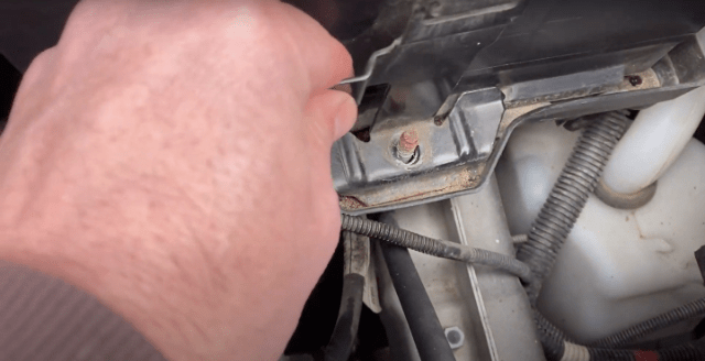 How to replace the car battery on a Alfa Romeo Giulietta Car