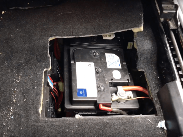 How to replace the car battery on a Mercedes-AMG GLS - Car Ownership