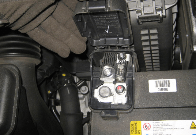 How to replace the car battery on a Toyota Land Cruiser 200 Motoring