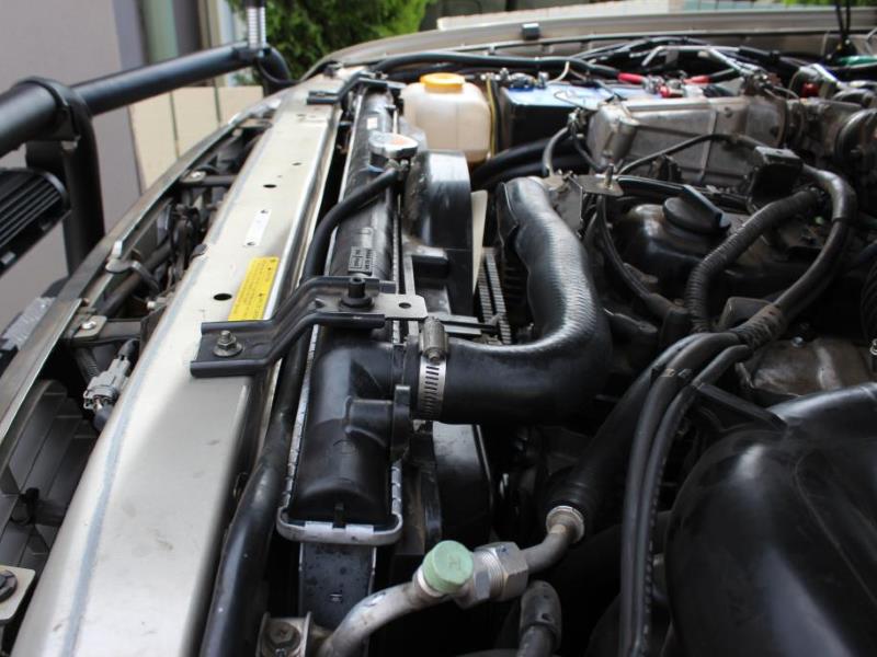 How to replace a headlight bulb on a Nissan Patrol - Car Ownership