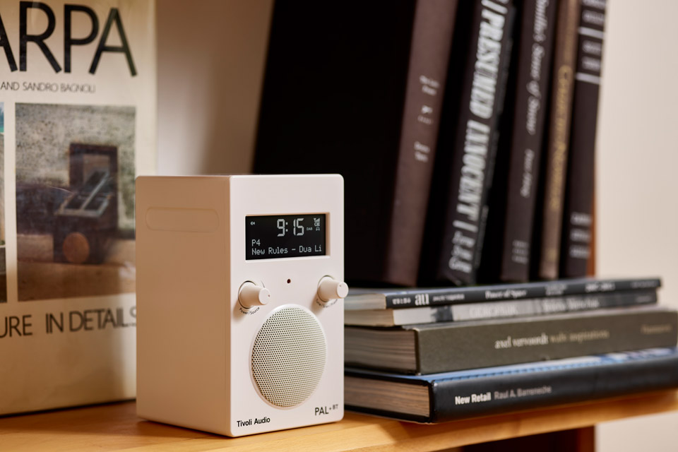 Tivoli Audio PAL+ BT Gen. 2 bærbar radio med DAB+, hvid