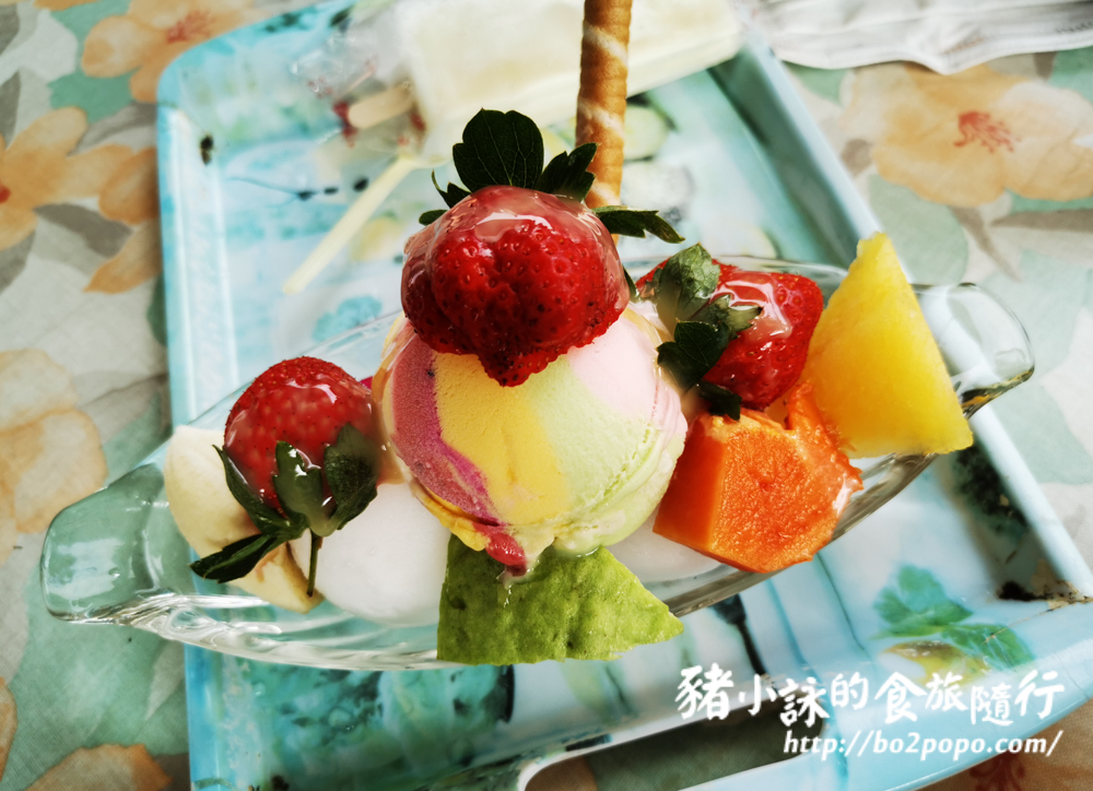 高雄。美濃》常美冰店魔法阿嬤的新家。色調繽紛的草莓聖代