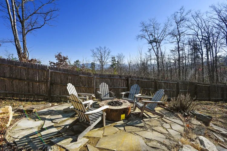 Bluff Mountain Lodge Large Group Cabin Wears Valley and Sevierville in