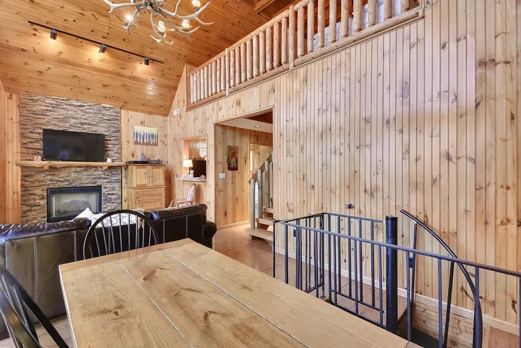 Bluff Mountain Lodge Large Group Cabin Wears Valley and Sevierville in