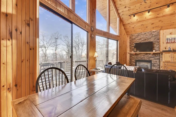 Bluff Mountain Lodge Large Group Cabin Wears Valley and Sevierville in