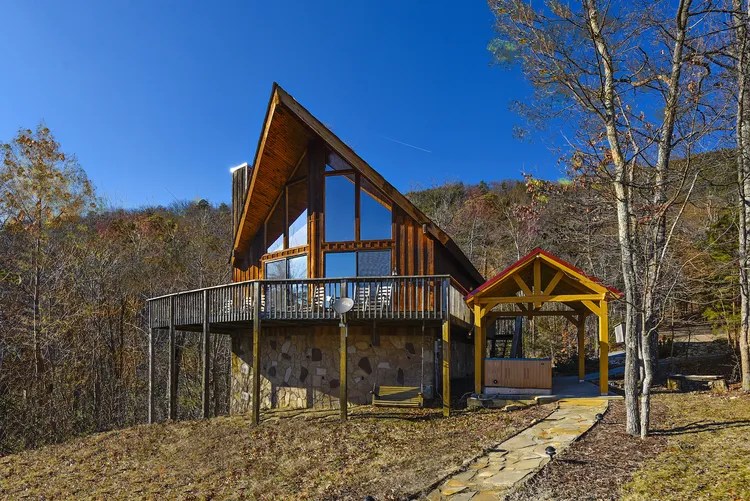 Bluff Mountain Lodge Large Group Cabin Wears Valley and Sevierville in