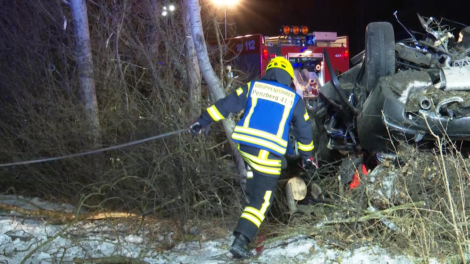 Schwerer Unfall auf A95 Zwei junge Menschen tot BR24