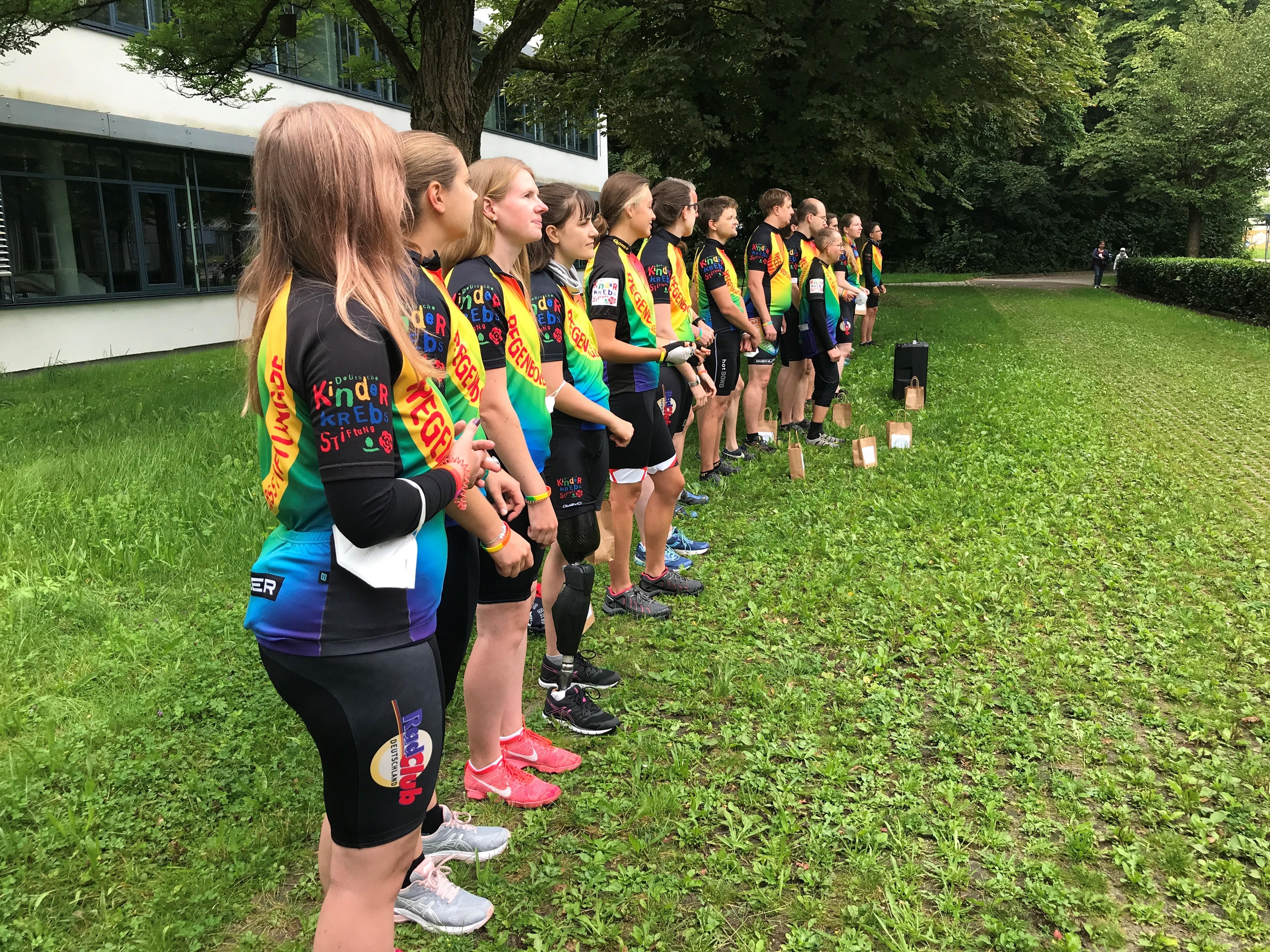 Regenbogenfahrer machen jungen KrebsKranken Mut BR24