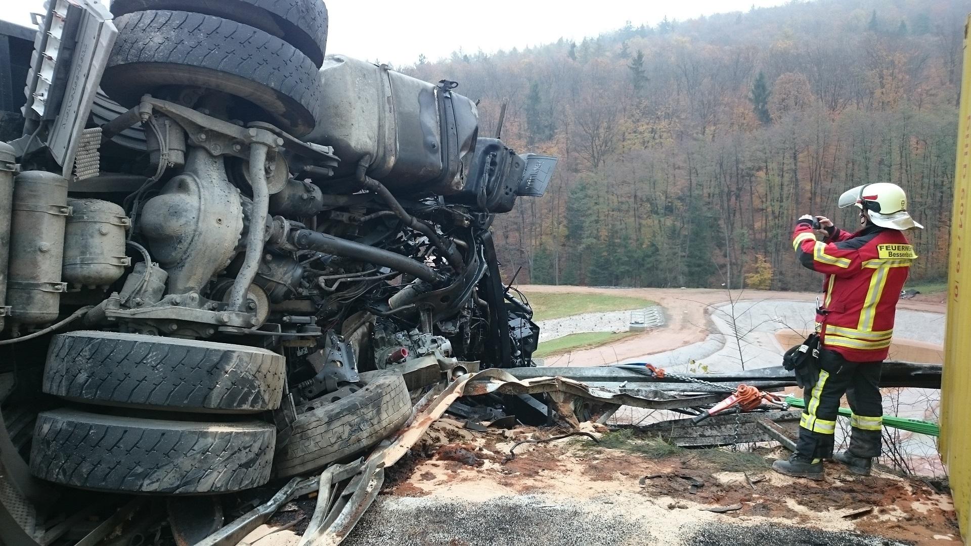 Nach LKWUnfall auf der A8 Polizei zeigt 12 Gaffer an BAYERN 3