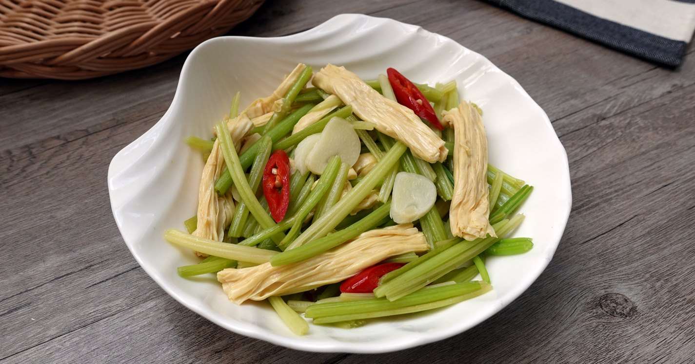 【食譜】芹菜炒腐竹，用新鮮腐竹炒，濃郁的豆香，配芹菜吃超讚！