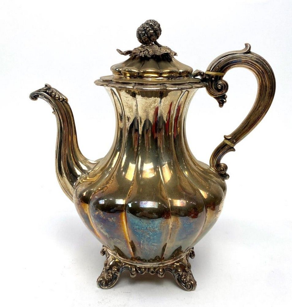 A sterling silver teapot with acorn finial, Edward,… Tea