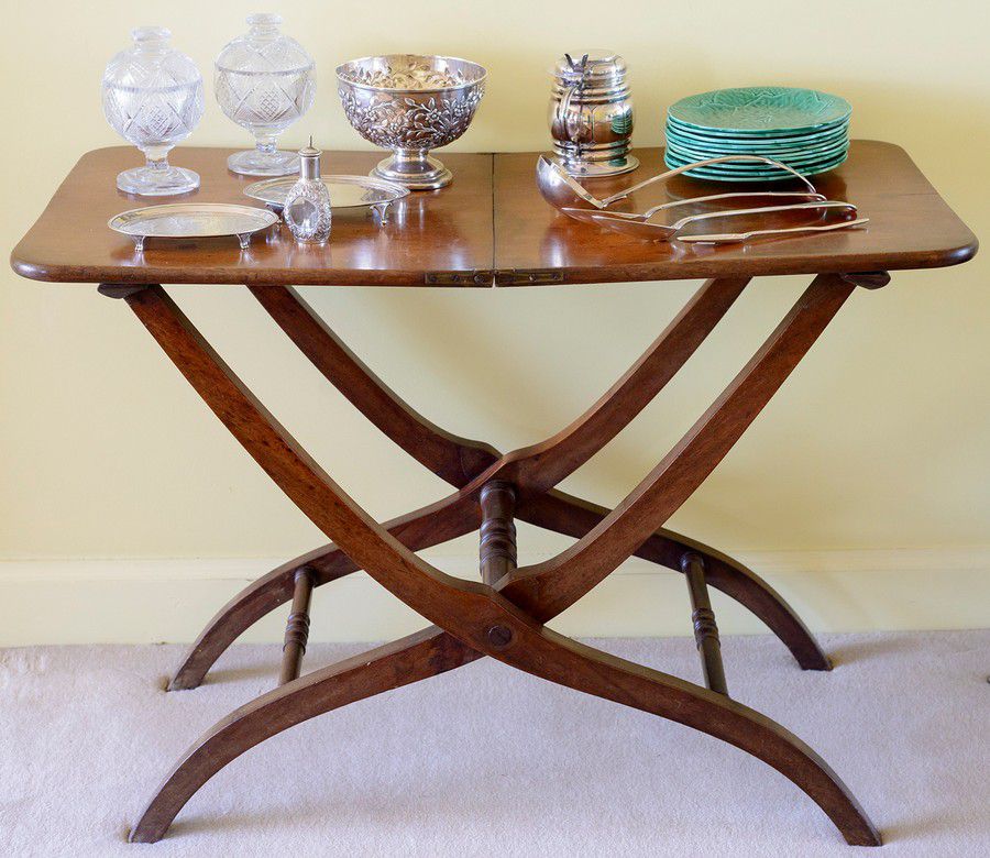 A 19th century English mahogany folding serving table 72 cm… Tables