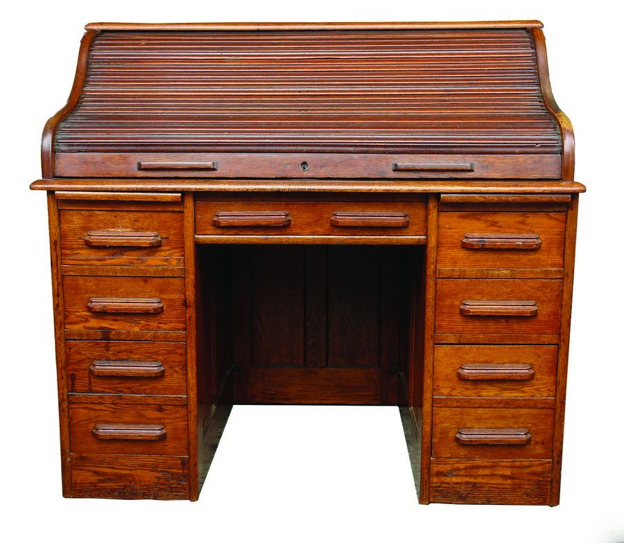 A c.1900 American oak rolltop desk, midsized with traditional… Desks Cutler, Roll Top and