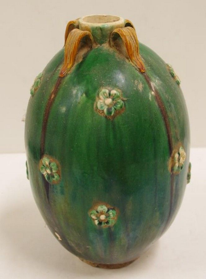 Tang style Chinese green pottery vase, decorated with flowers