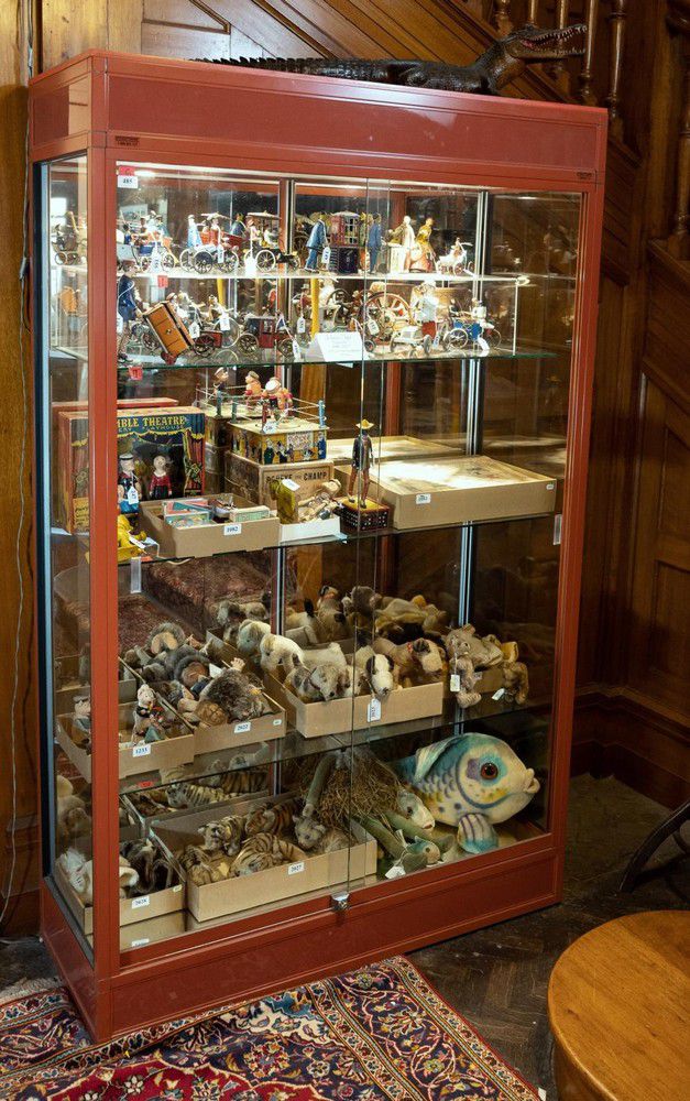 Aluminium shop display with adjustable shelves and lighting