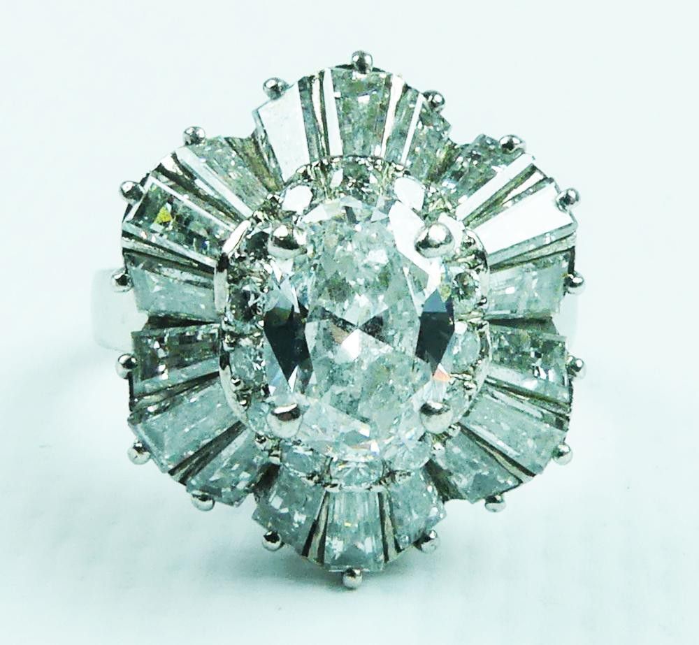 Diamond cluster ring a 1.06ct oval brilliant cut diamond FG… Rings