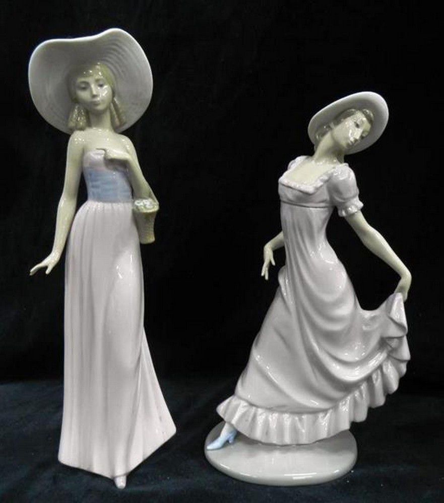 Nao Porcelain Lady Figures (Set of 2) Lladro and Nao Ceramics