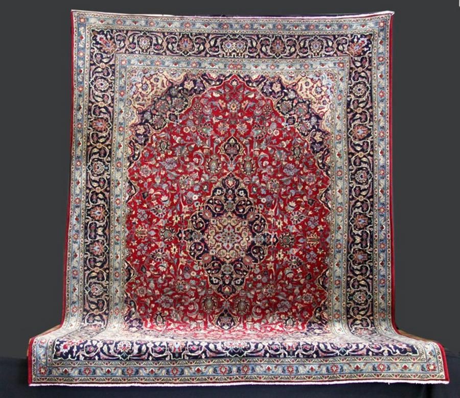 A Meshad wool rug from Iran. With a central eightpoint cream… Rugs