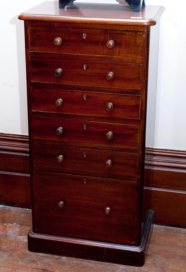 A mahogany bachelor’s chest of drawers, English, circa 1880, 98