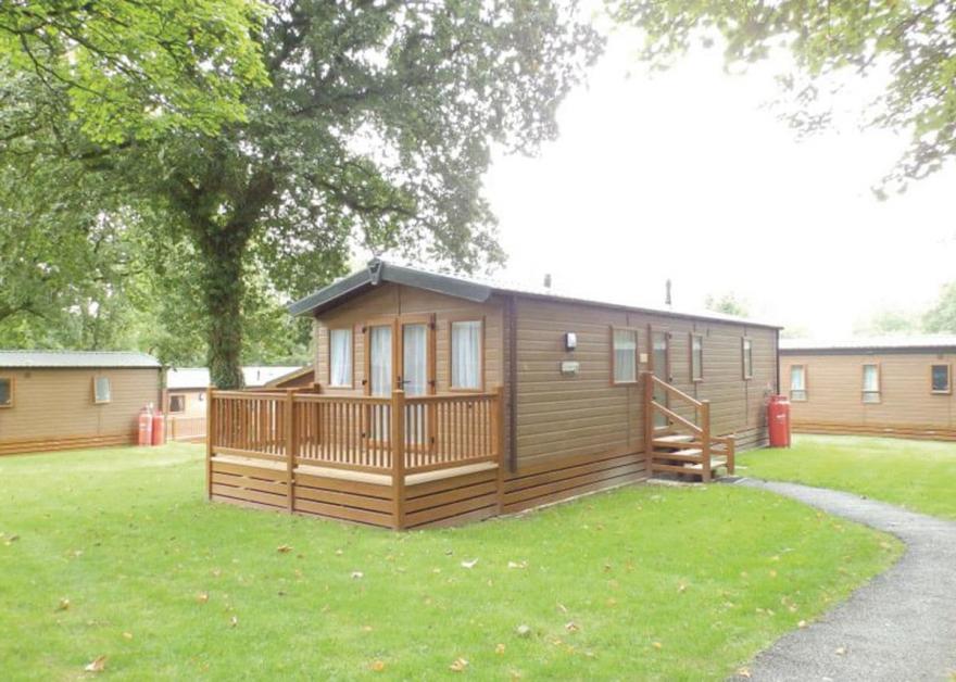 SI 3 Bed Gold Caravan Lodge, Cornwall Log Cabins to Rent in South