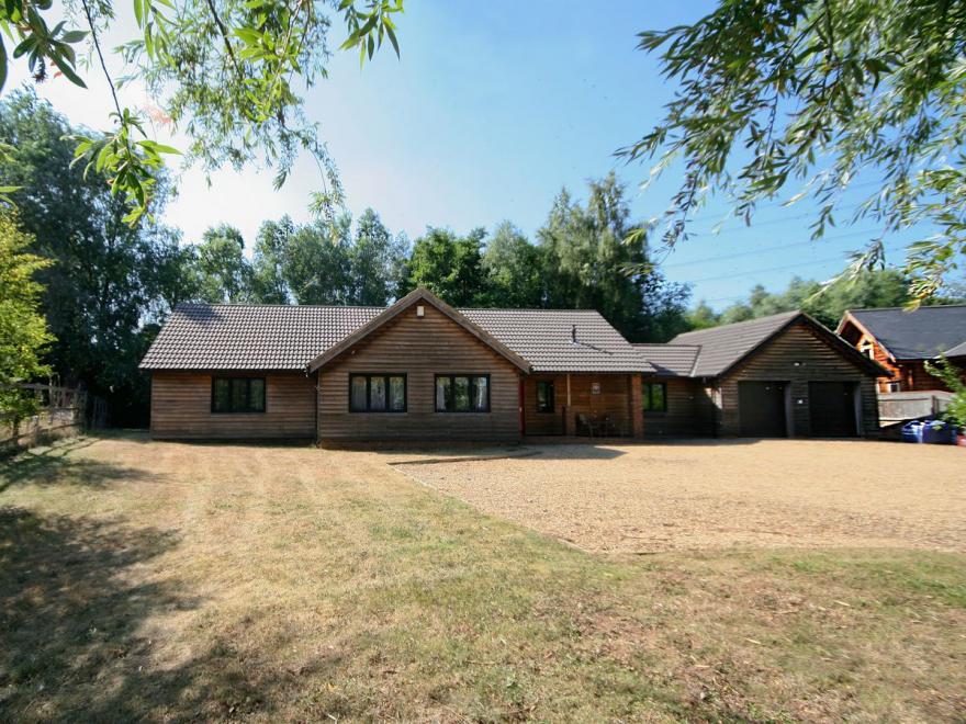 Waters Edge, Norfolk Log Cabins to Rent in East of England