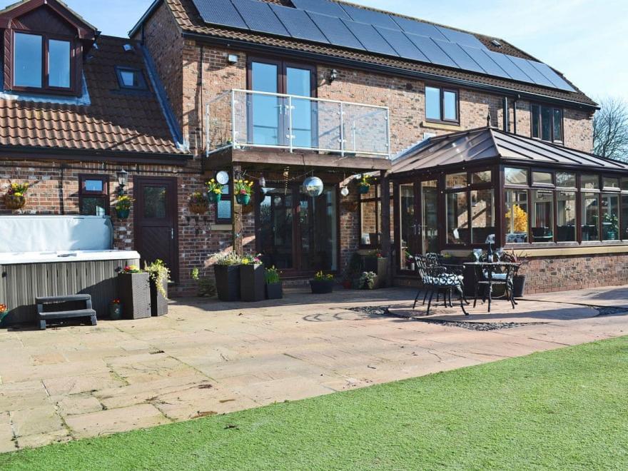 Happy House Cottages in East Riding of Yorkshire sleeping 14 (0+)