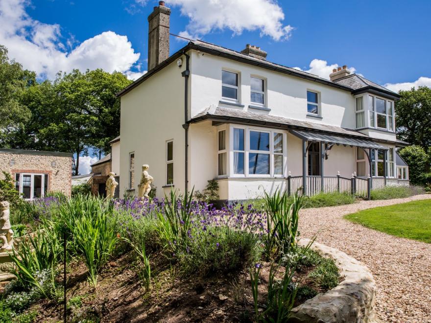 House near Axminster (4mls W) Cottages in Devon sleeping 12 (0+)