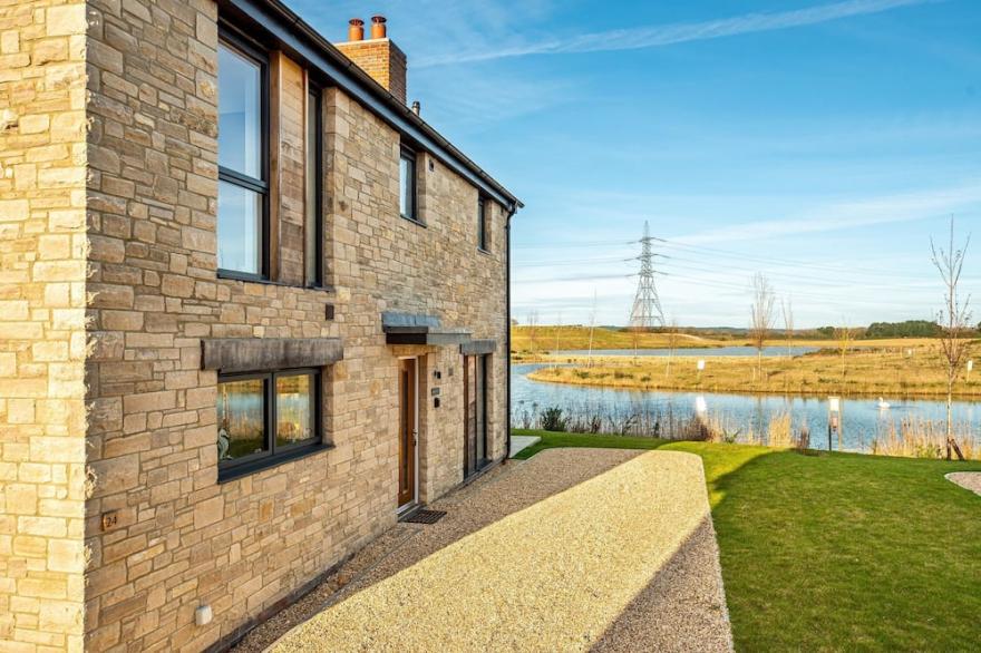 Lakeside property with spa access on a nature reserve Cottages in