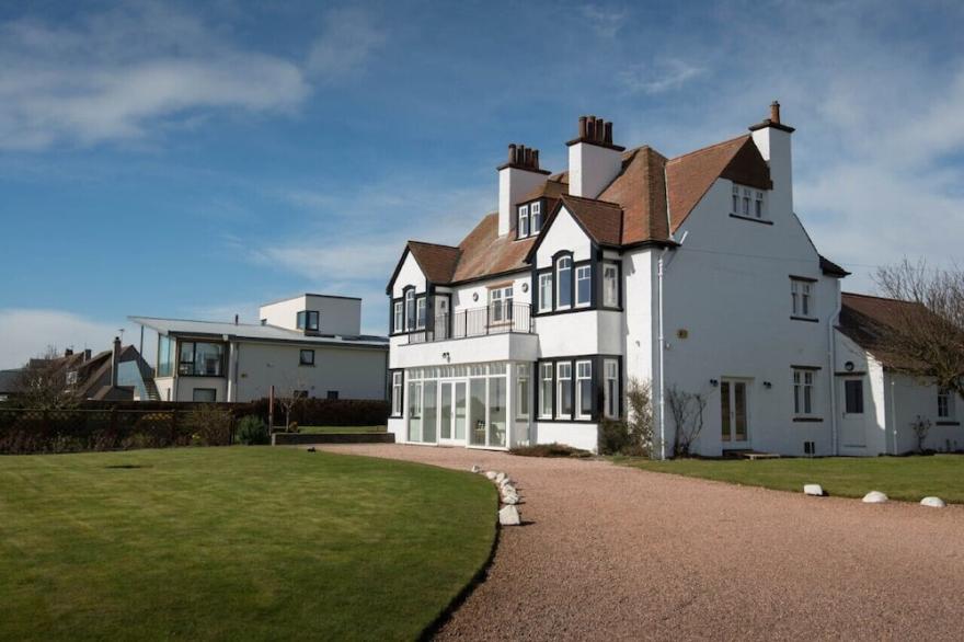 Beautiful 7 Bedroom Detached House in Elie Cottages in Fife sleeping 16
