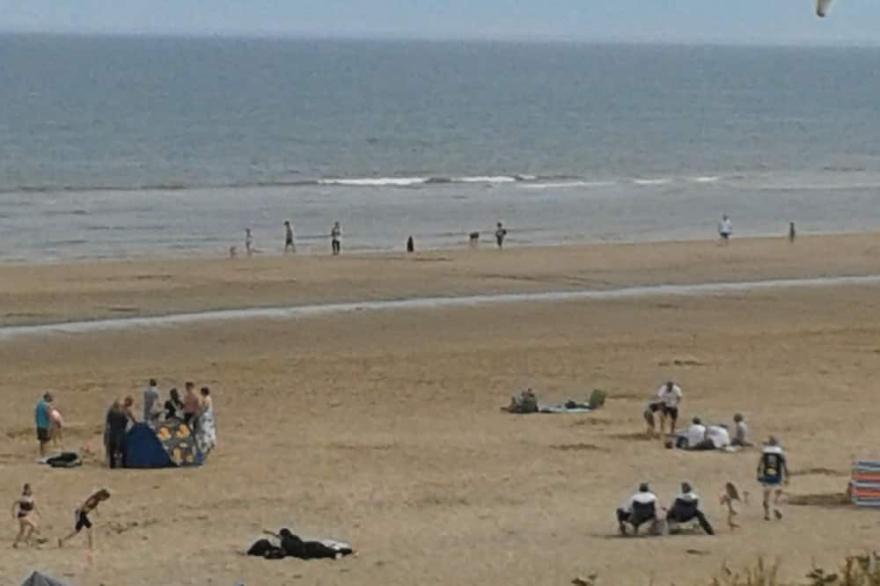 Sea Holly. Pet friendly chalet, by the sea, lovely sandy beach