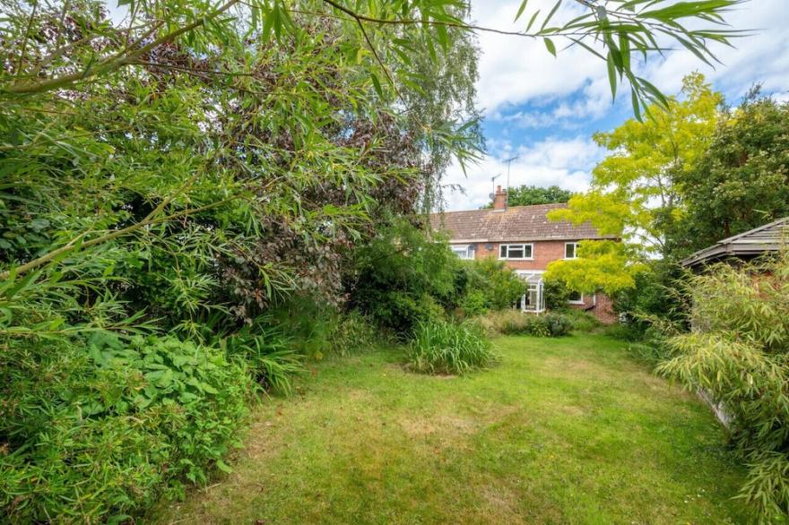 Meadow View Three Bedroom House, Sleeps 5 Cottages in Suffolk