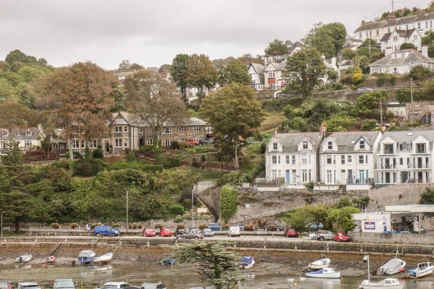 THE CREEKSIDE, family friendly, luxury holiday cottage in Looe