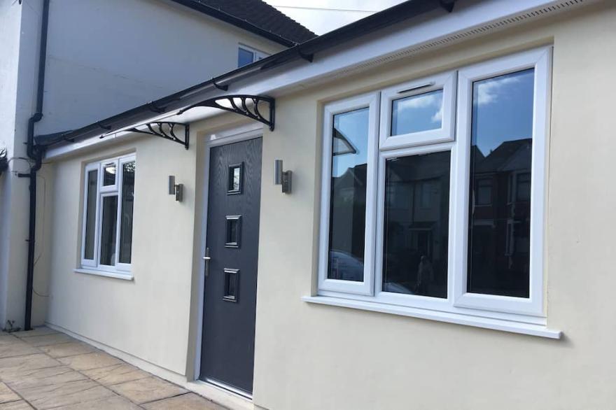 Private selfcontained annex with Wifi & Parking Apartments in